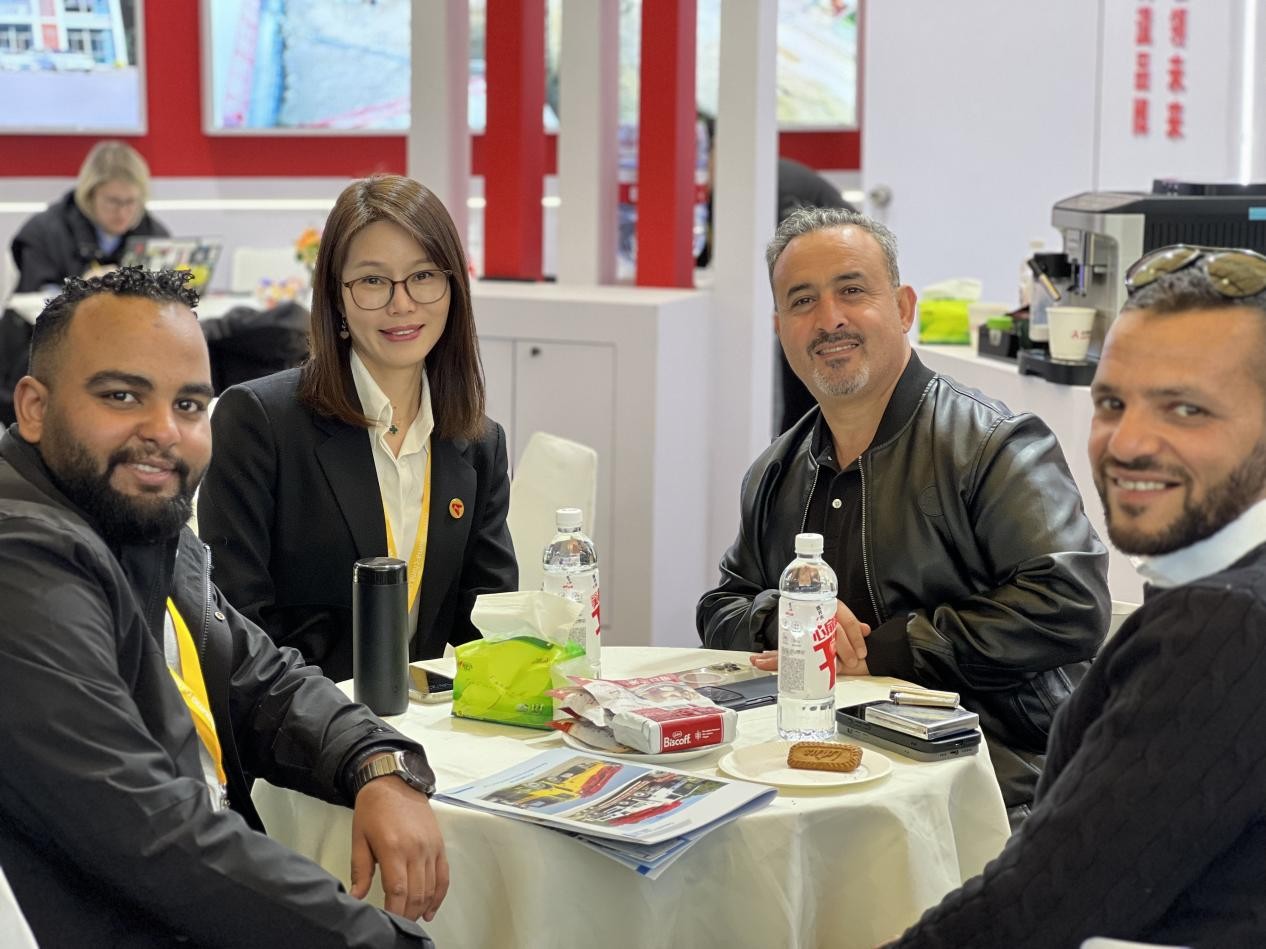 Sorumluluk Almak ve Bir Marka İnşa Etmek: Jiangsu Anteng'in Zhou Hua'sı, Kadın Gücüyle İnşaat Makineleri Sektörünü Öncülük Ediyor