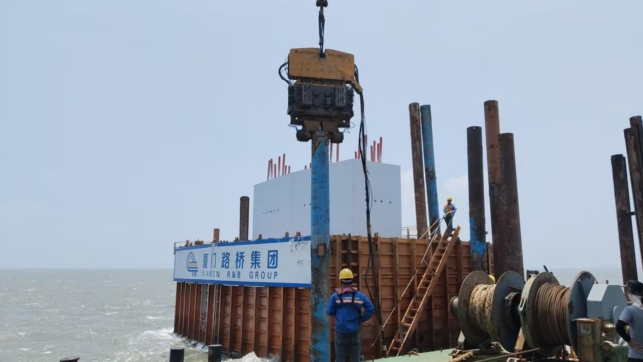 Jiangsu Anteng Supports Xiamen's Third Eastern Passage, Building the Foundation for a Sea-Crossing Link with Hydraulic Vibratory Hammers2