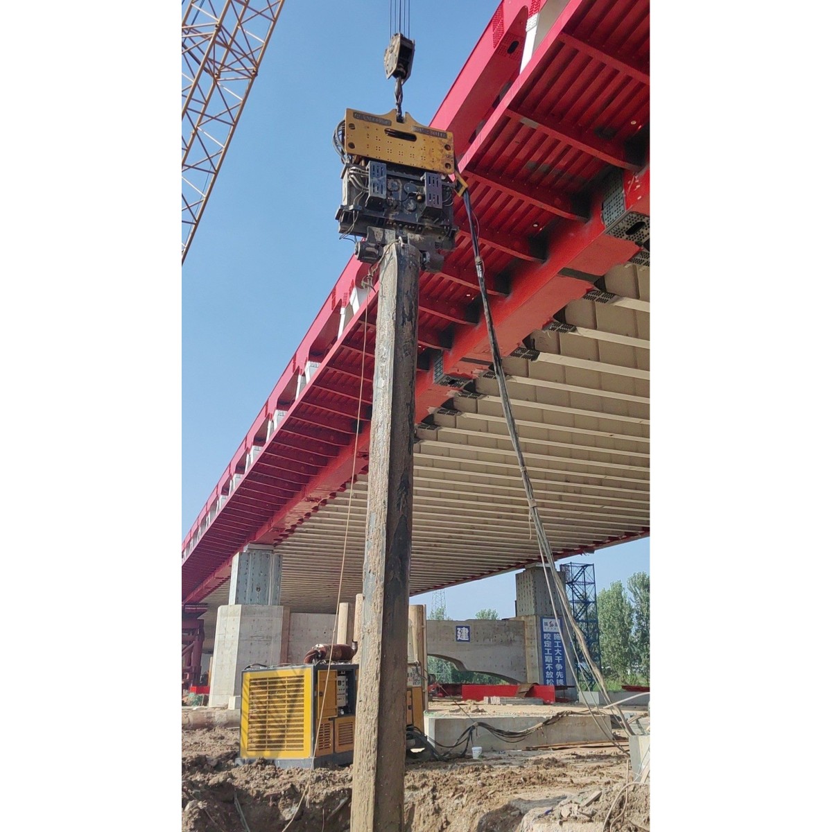 Jiangsu Anteng: AT230HF Hydraulic Vibratory Hammer Efficiently Extracts Large Steel Pipe Piles1