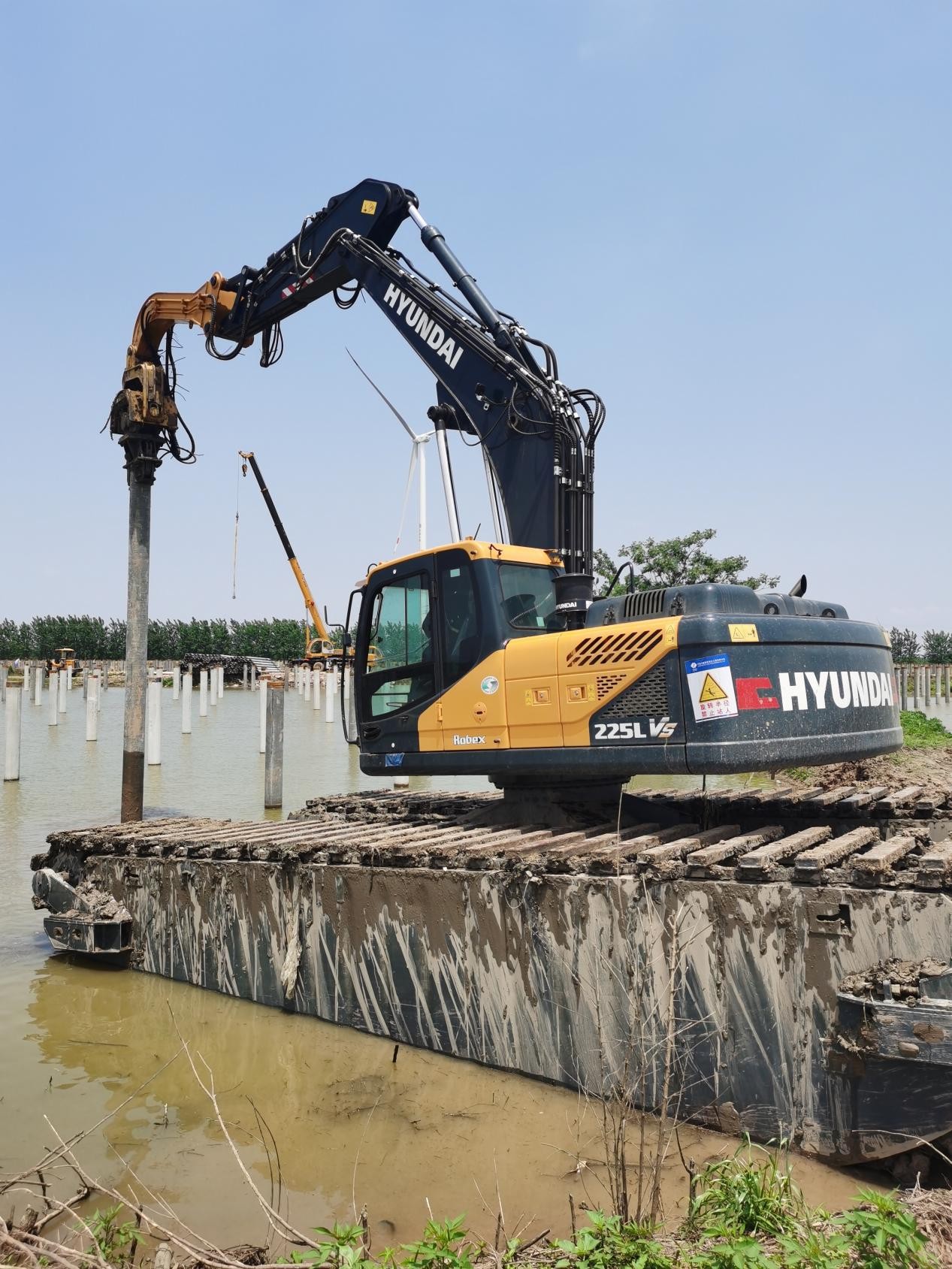 New Scenarios in Photovoltaic Foundation Construction: Anteng V250 Excavator-Mounted Hammer Supports Pile Foundations on Water and Land1
