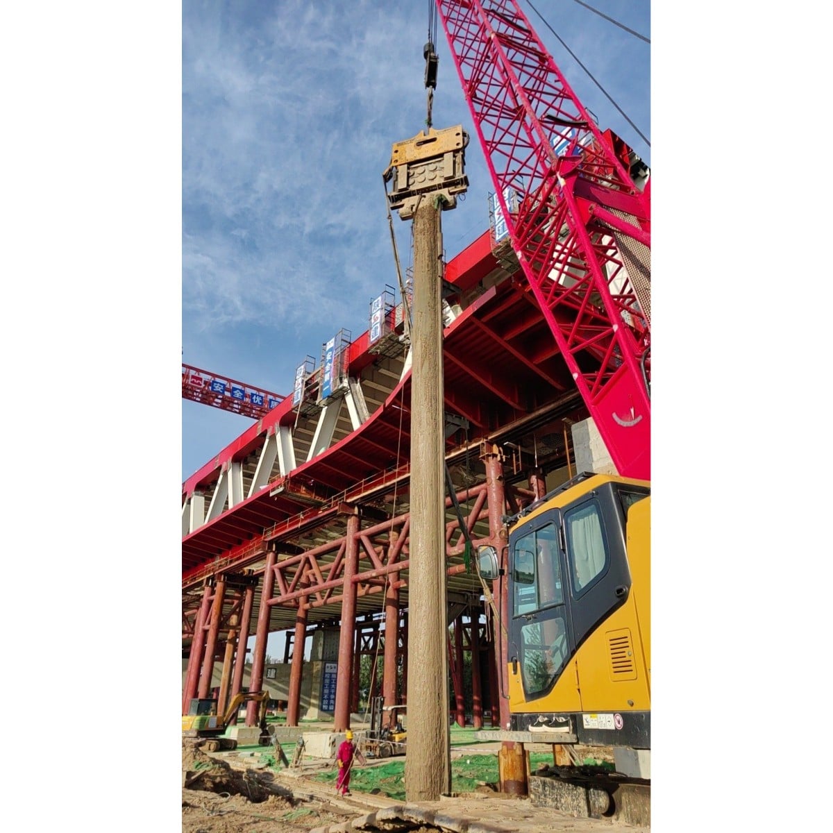 Jiangsu Anteng: AT230HF Hydraulic Vibratory Hammer Efficiently Extracts Large Steel Pipe Piles2