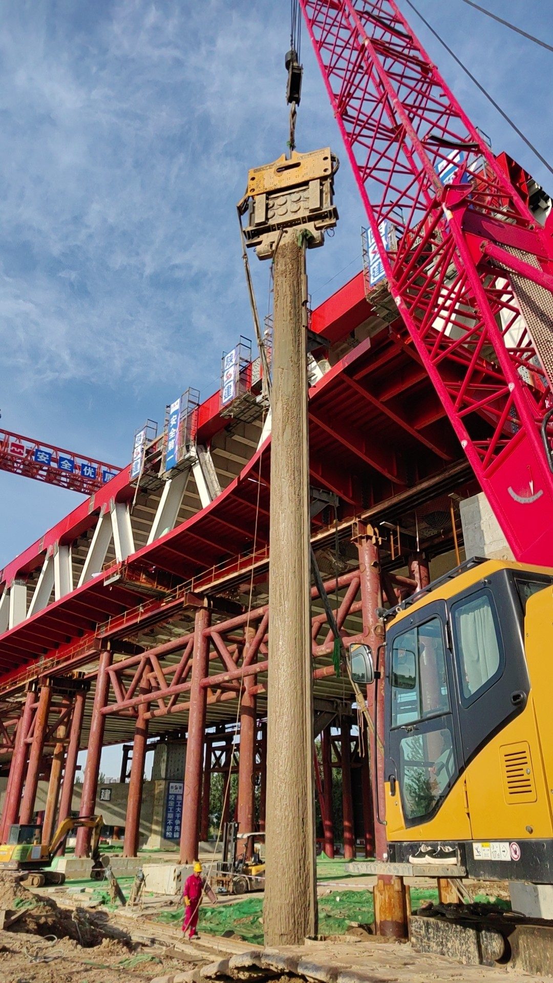 Jiangsu Anteng: AT230HF Hydraulic Vibratory Hammer Efficiently Extracts Large Steel Pipe Piles