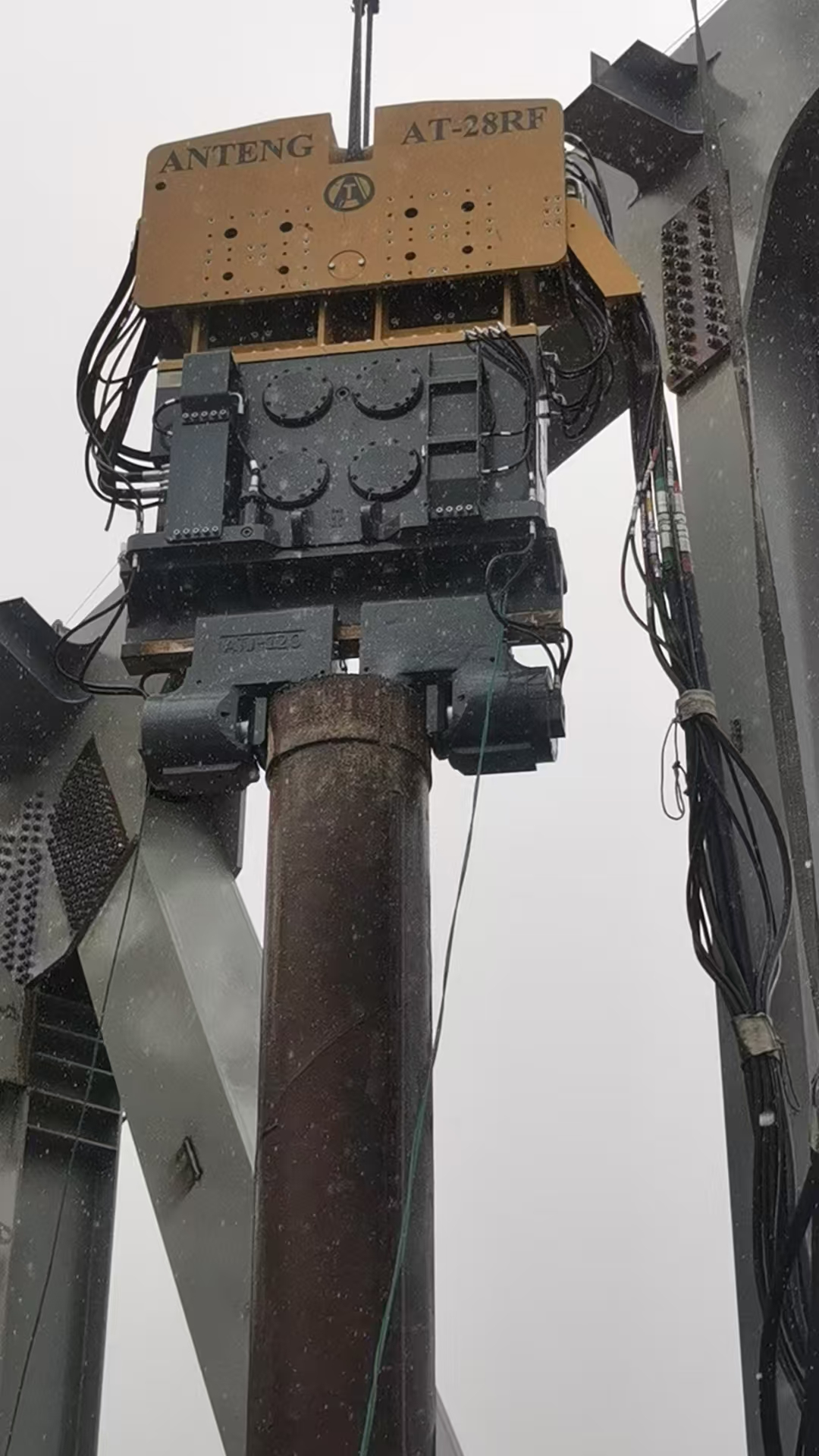 What Operational Risks Should Be Managed When Using a Pile Driver?