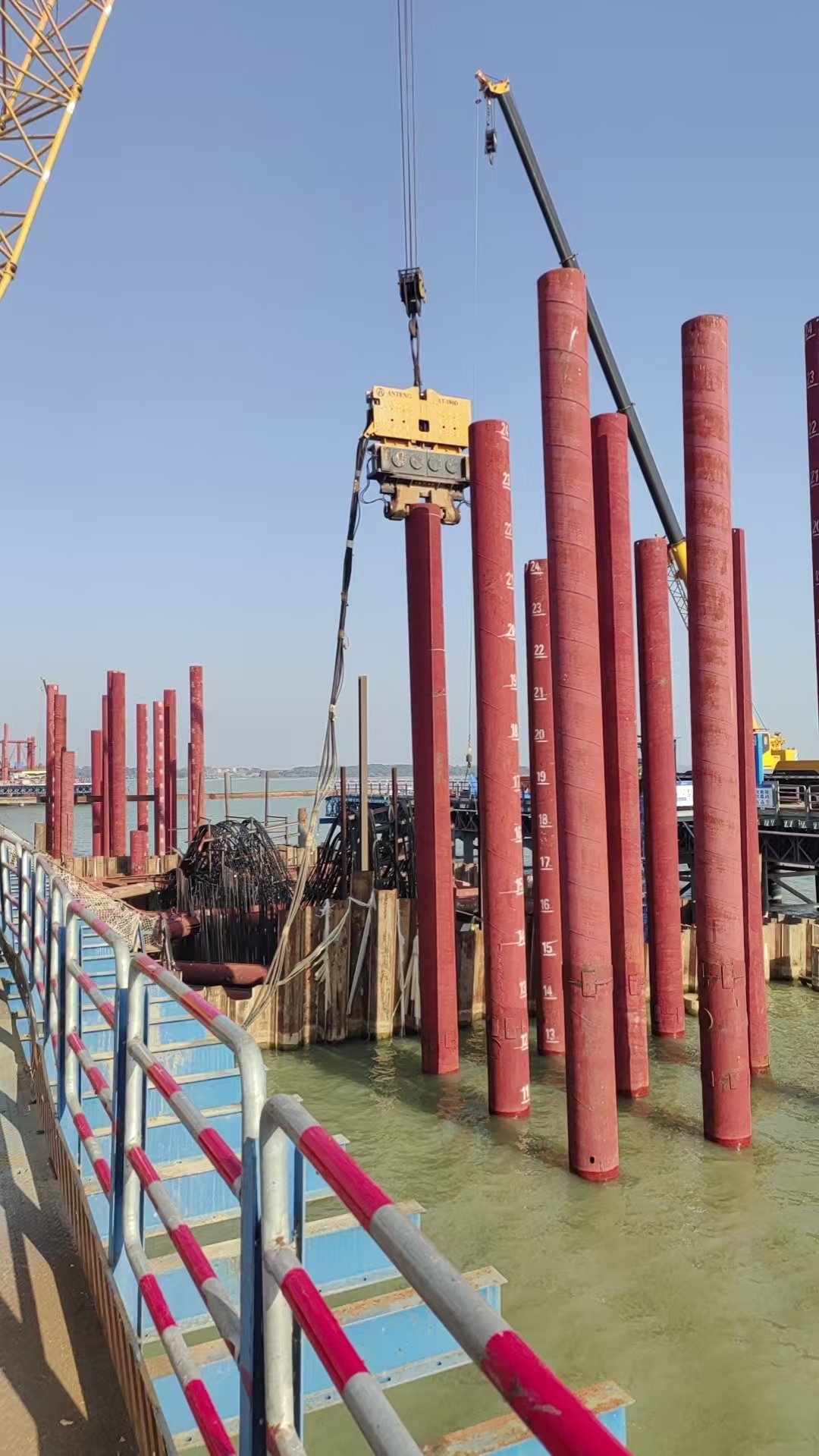 What Makes a Side Grip Vibro Hammer Suitable for Urban Piling?