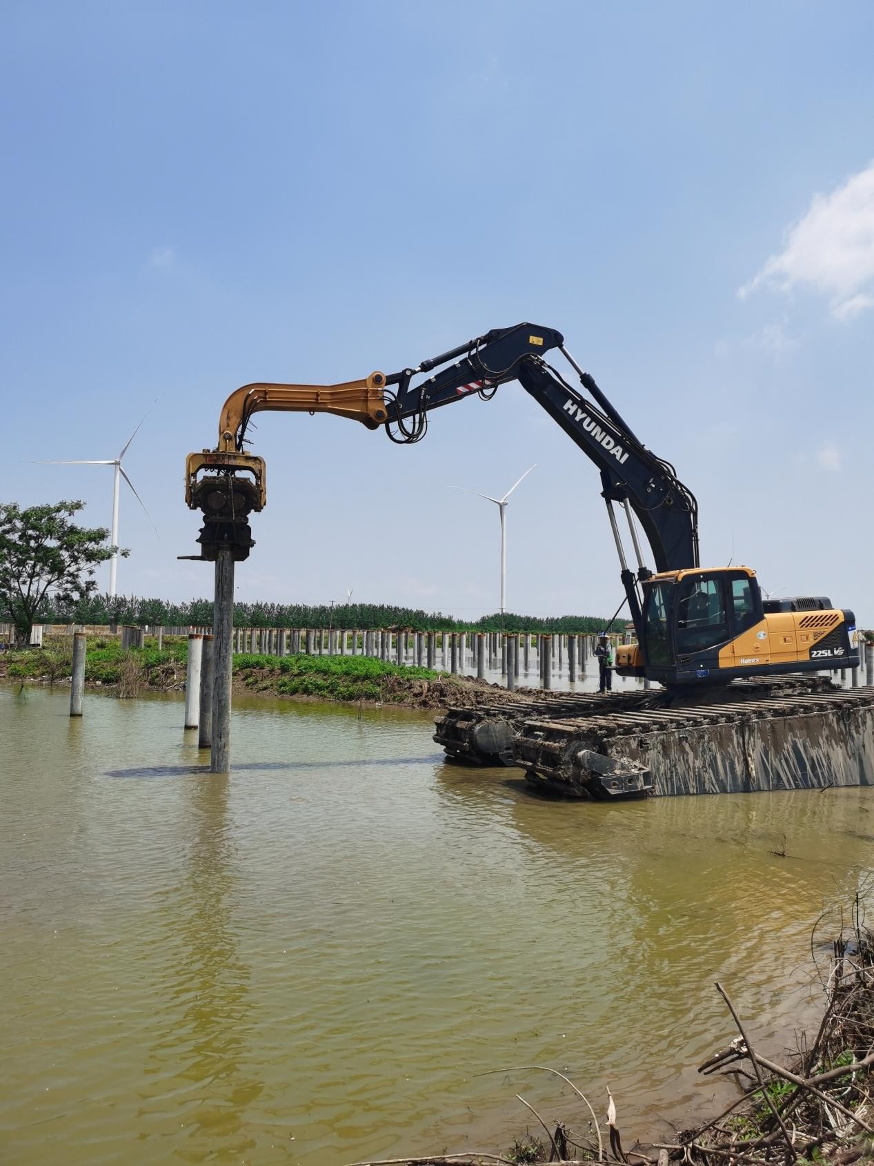 New Scenarios in Photovoltaic Foundation Construction: Anteng V250 Excavator-Mounted Hammer Supports Pile Foundations on Water and Land2
