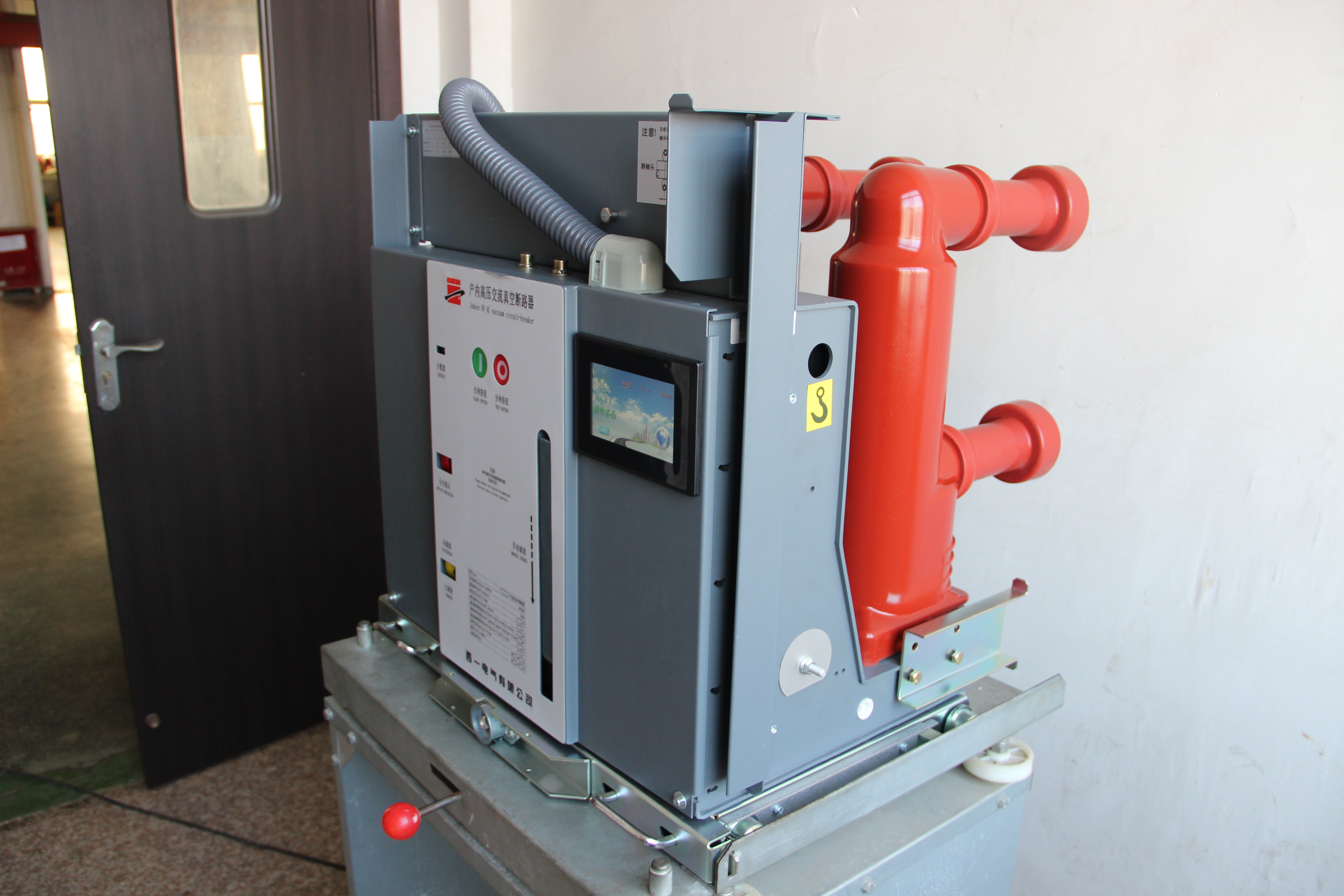 How Does a Withdrawable Vacuum Circuit Breaker Improve Maintenance