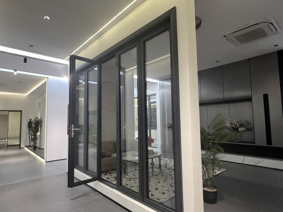 In 2023, LUYISI completed a batch of glass louver windows for a school building project in Nigeria