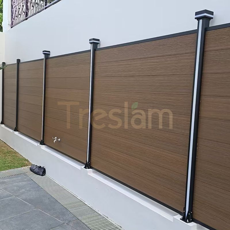 تركيب سياج خشبي مركب باللون الجوز مع إضاءة LED في سنغافورة | حلول خاصة للخصوصية في الهواء الطلق حسب الطلب