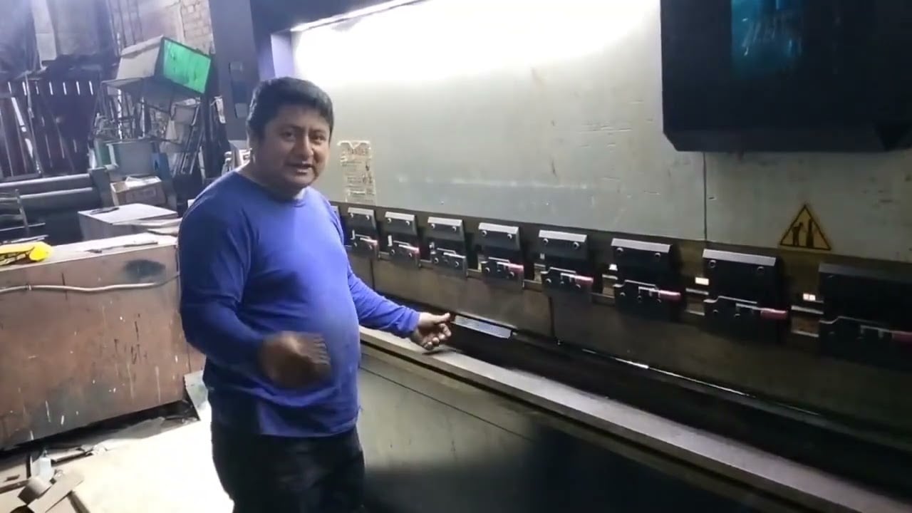 Ivan résout les problèmes sur la plieuse à Marcos Salinas à Trujillo, Pérou