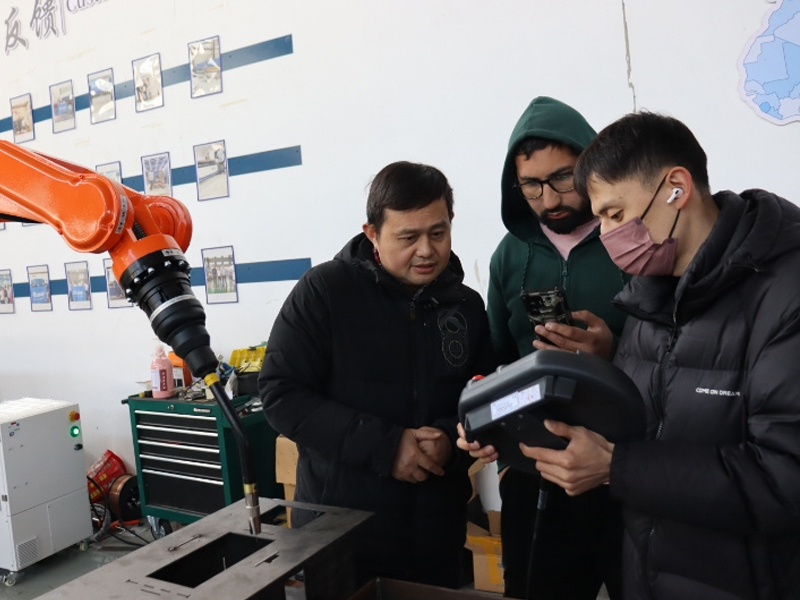 Chilean customers visited the Jugao factory and praised the cutting-edge laser welding robot technology
