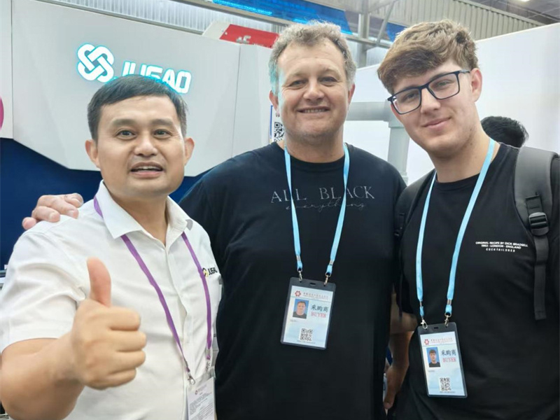 Smart equipment attracts global attention, and [Jugao Exhibition Hall] welcomes a wave of negotiations at the Canton Fair