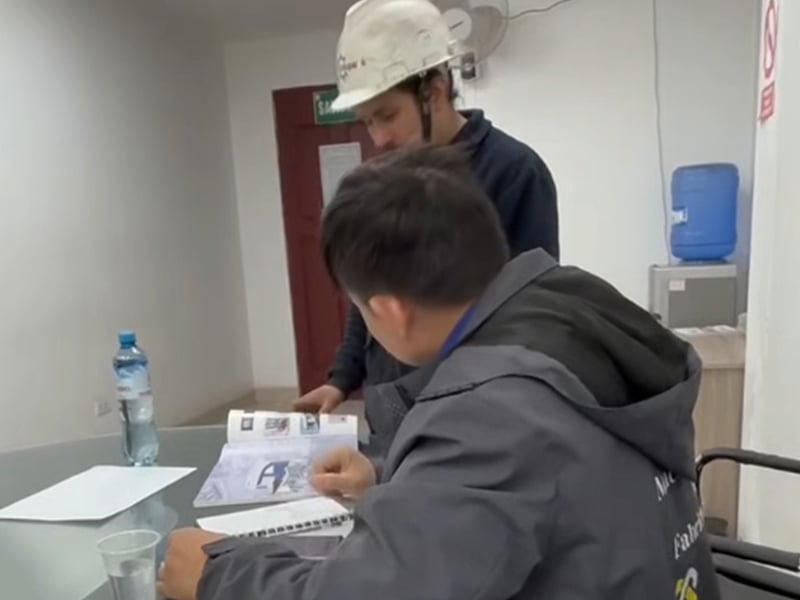 Racing against time to expand the market: JUGAO Sales Director Lima held efficient lunchtime negotiations and received inquiries for four devices from a captain