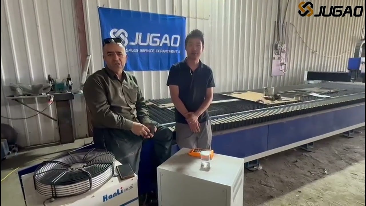 Insinyur JUGAO memberikan layanan purna jual mesin pemotong laser kepada pelanggan Irak