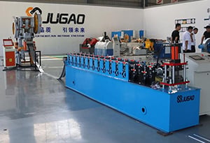 Roof forming machine