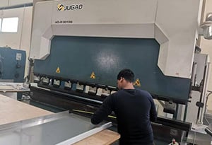 On October 13, Qatar bending machine, automatic welding machine and laser cutting machine customers visited