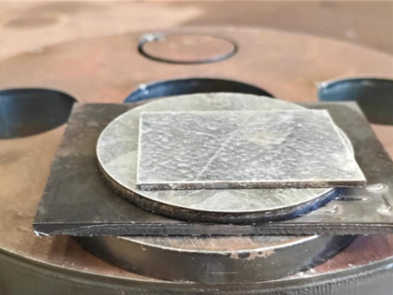 Angolanische Kunden lobten die hervorragenden Testschneidergebnisse der JUGAO-Laserschneidanlage, bei denen das chinesische „Laser-Messer“ in Luanda glänzte