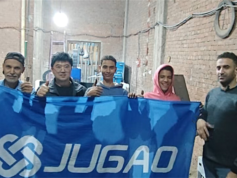 Het after-sales team van JUGAO kreeg lof voor hun reis naar Egypte, en de installatie en training van hun lasersnijmachine waren een volledig succes