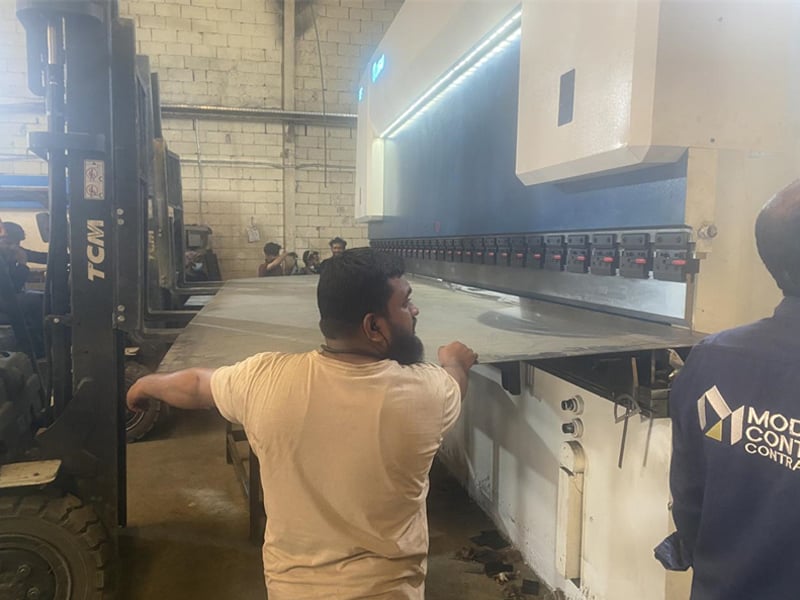 JUGAO-Ingenieure reisten nach Riad, Saudi-Arabien, um die Installation und Inbetriebnahme einer 400-Tonnen-Biegemaschine abzuschließen, um die effiziente Serienproduktion von Müllwagen-Behältern zu unterstützen