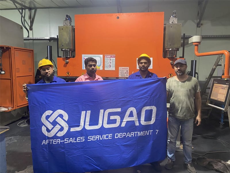 JUGAO-Ingenieure reagierten schnell und reparierten dringend die Ölleckage der CNC-Biegemaschine