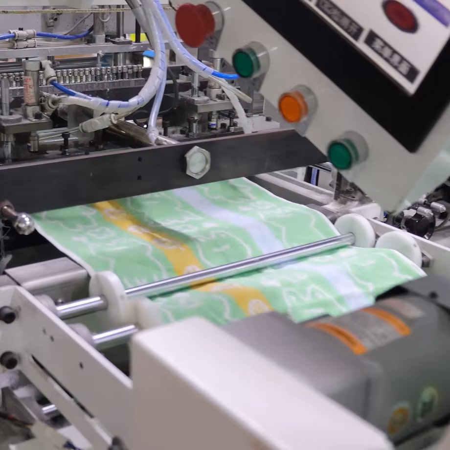 2nd-generation-automatic-terry-towel-cross-cutting-hemming-machine-16.jpg