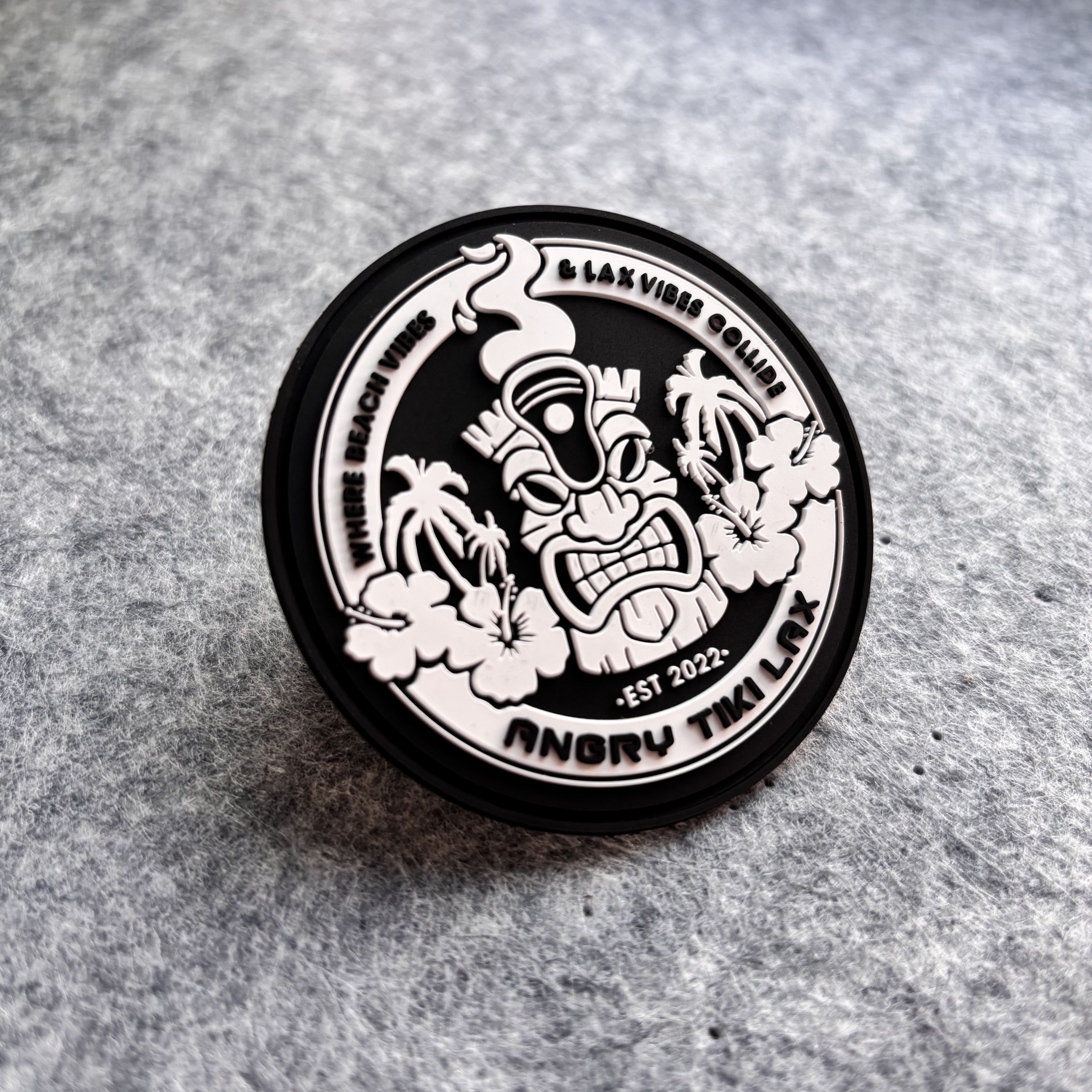 Mukautettu Logo Karttoonimainen Kiinnitys- ja Purkamispainatus Lippu Jotka Voidaan Näytellä Tai Pinnottaa Pehmeä Embossoitu 3D Vaatetus Kumiopohjainen PVC Lippu Hattujen ja Vaatteiden Käyttöön