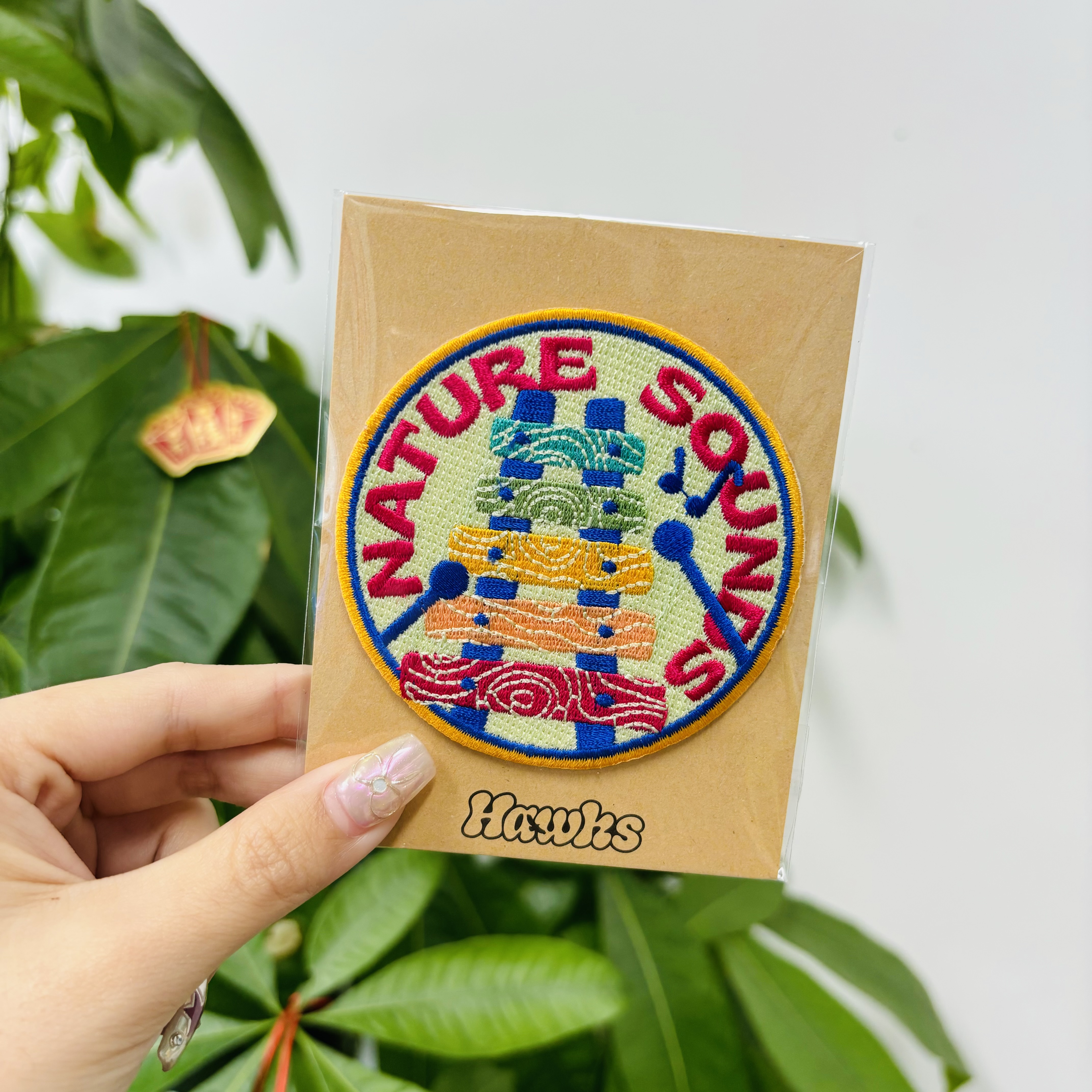 Vlastné žiarlivé tlačidlo na žehlenie bez minima, výšivkové nálepkové logá pre klobúky, dizajnérsky výšivkový applikovaný patch pre odevy