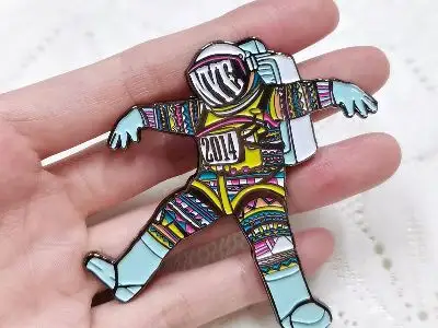 Como Escolher um Estilo de Broche para a Sua Marca: Minimalista, Vintage ou Premium