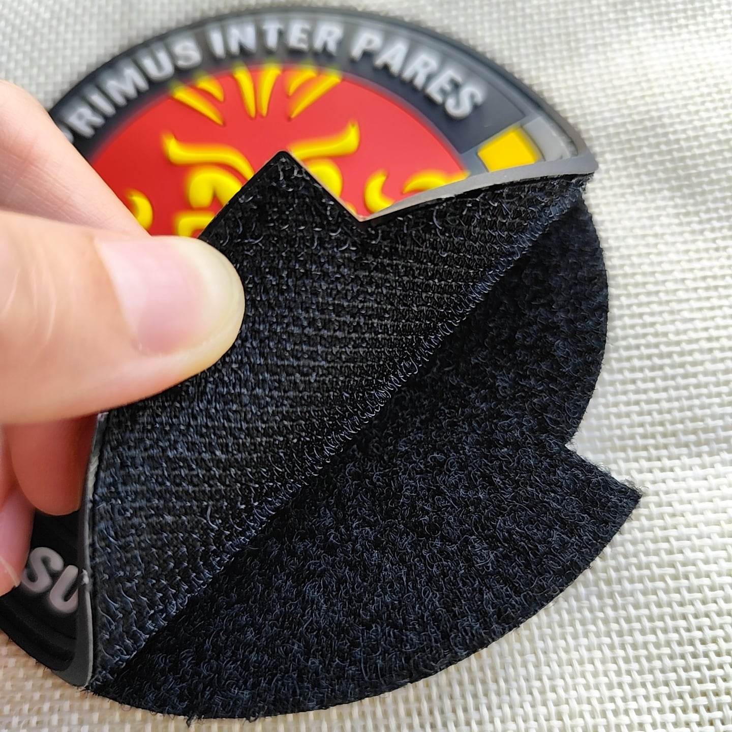Fabryczne naklejki w kształcie koła niestandardowe etykiety z miękkiej gumi do odzieży 3D wypukłe embosowane logo marki PVC