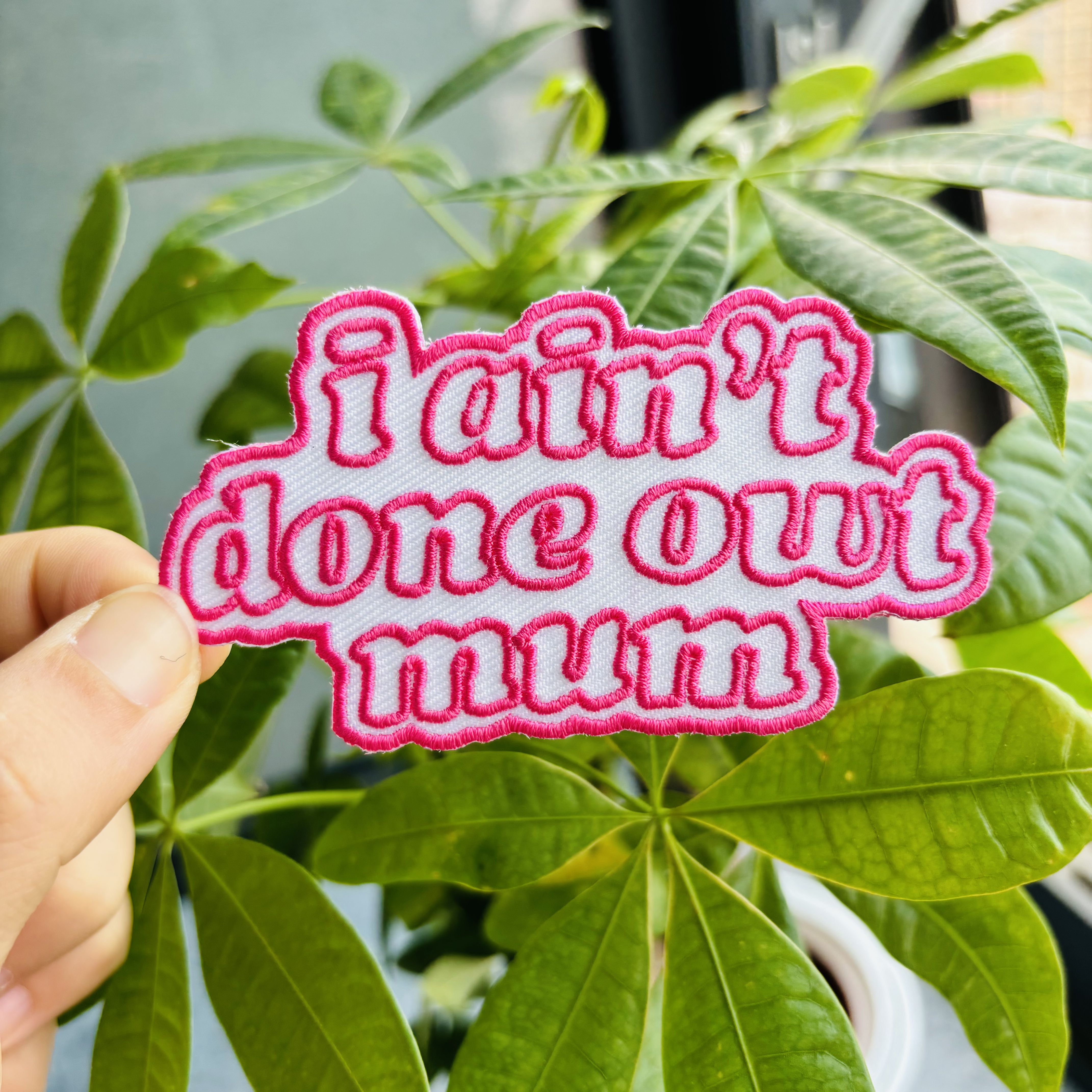 Popularne haftowane emblematy akcesoria DIY dekoracje ciepła adhezyjne applikacje różowe haftowane emblematy do naklejania na tkaniny i czapki