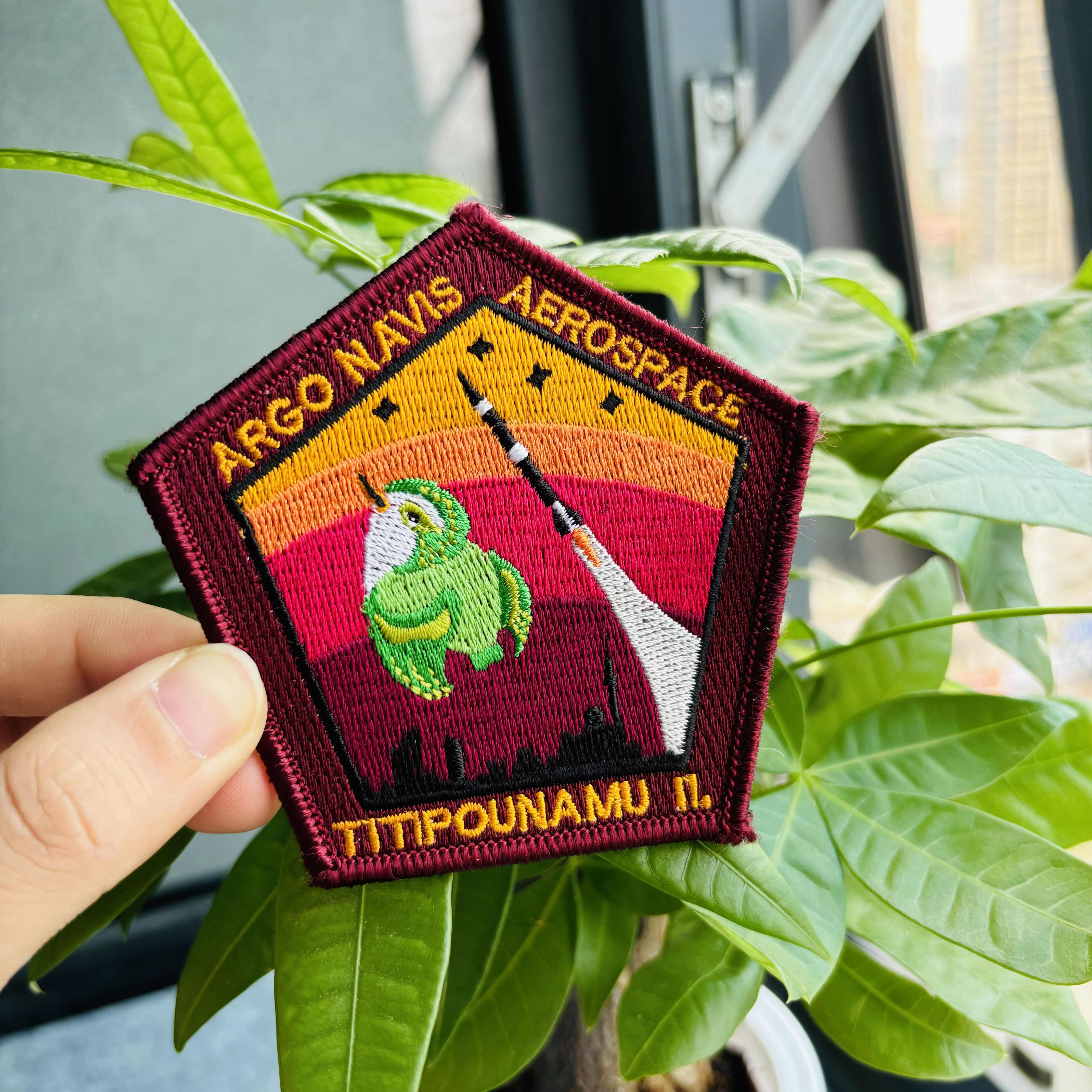 Customized Iron-on Fashionable Embroidered Patches for Clothing Decoration