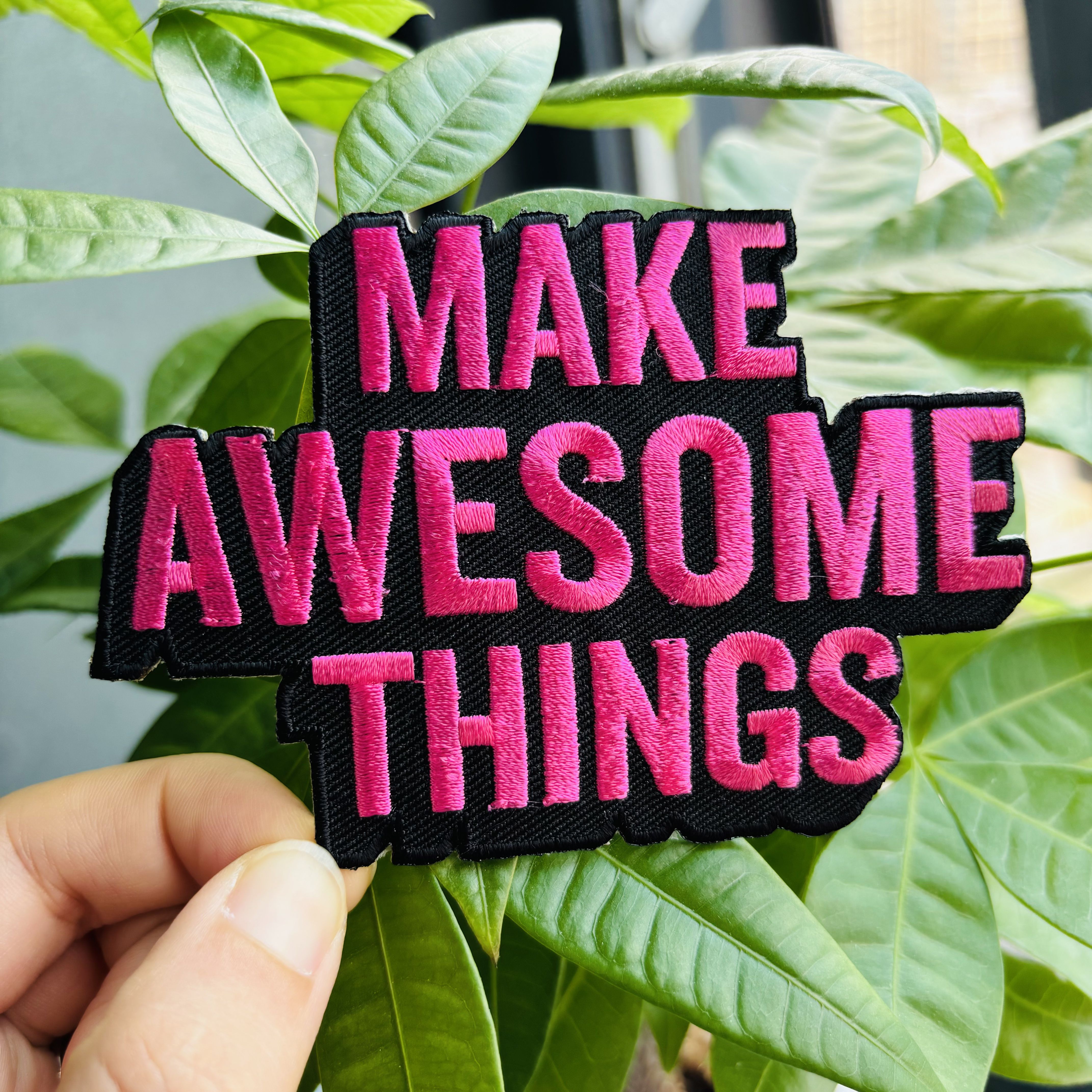 Customized Iron-on Fashionable Embroidered Patches for Clothing Decoration