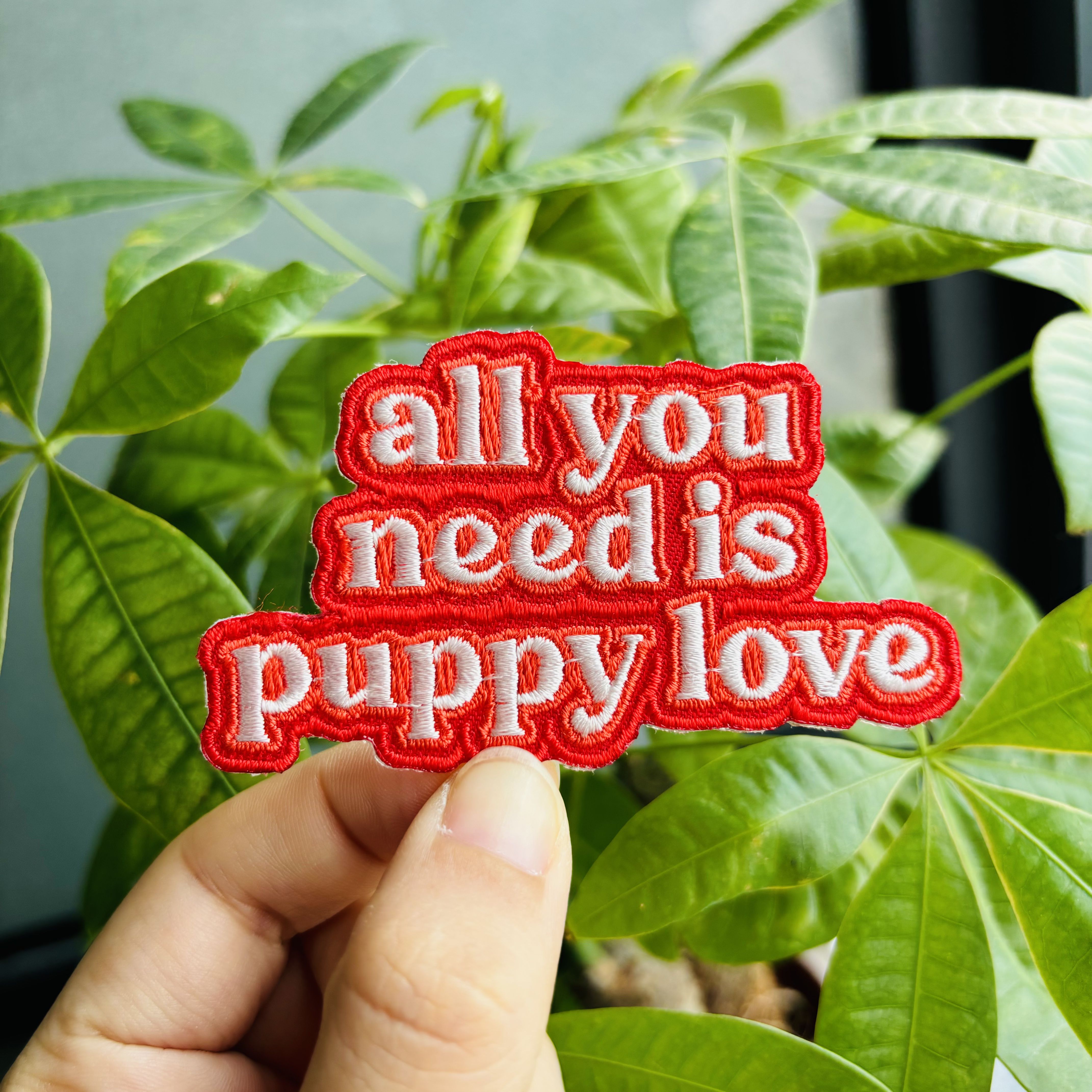 Popularne haftowane emblematy akcesoria DIY dekoracje ciepła adhezyjne applikacje różowe haftowane emblematy do naklejania na tkaniny i czapki