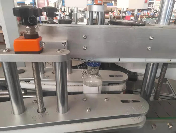 Wie erfüllt die automatische Etikettiermaschine für Wasserflaschen von Tianjin ENAK die Etikettieranforderungen für verschiedene Flaschentypen?