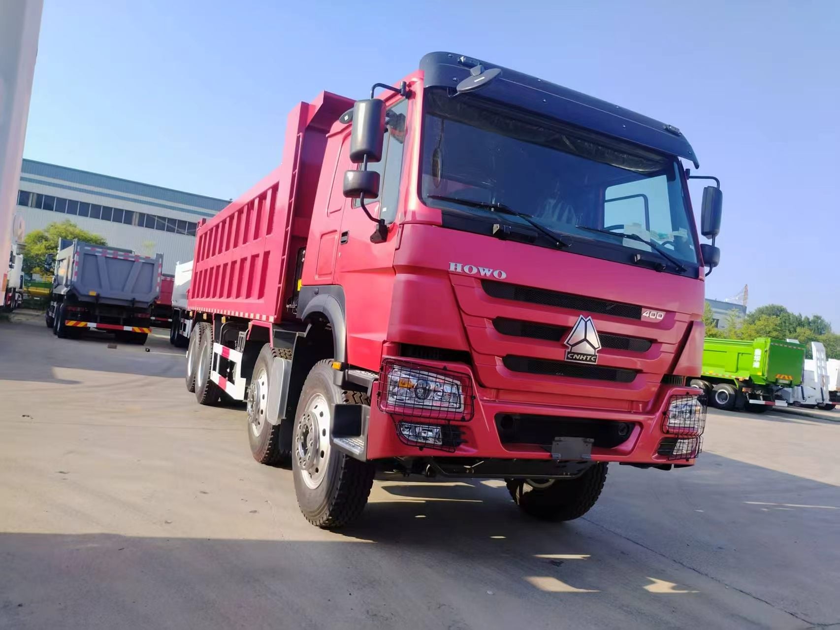 SINOTRUK HOWO 8X4 Tipper Truck with 400 Horsepower and 26CBM Tipper Box 12.00R24 TIRE Suitable Mine Transportation