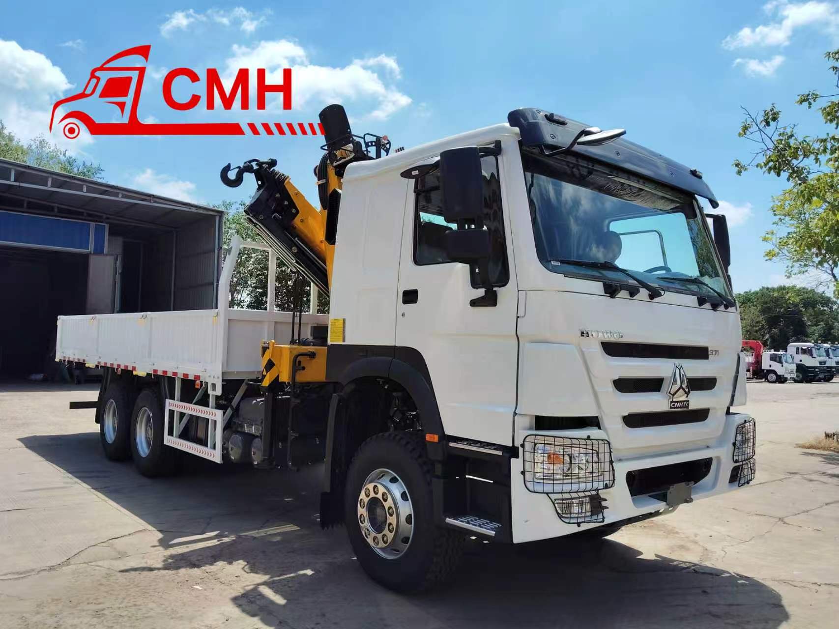 SINOTRUK HOWO Heavy Duty 6x4 Cargo Truck with 371 Horsepower and 8-ton, 4-section Articulated (knuckle) Boom Crane 20% off Sale