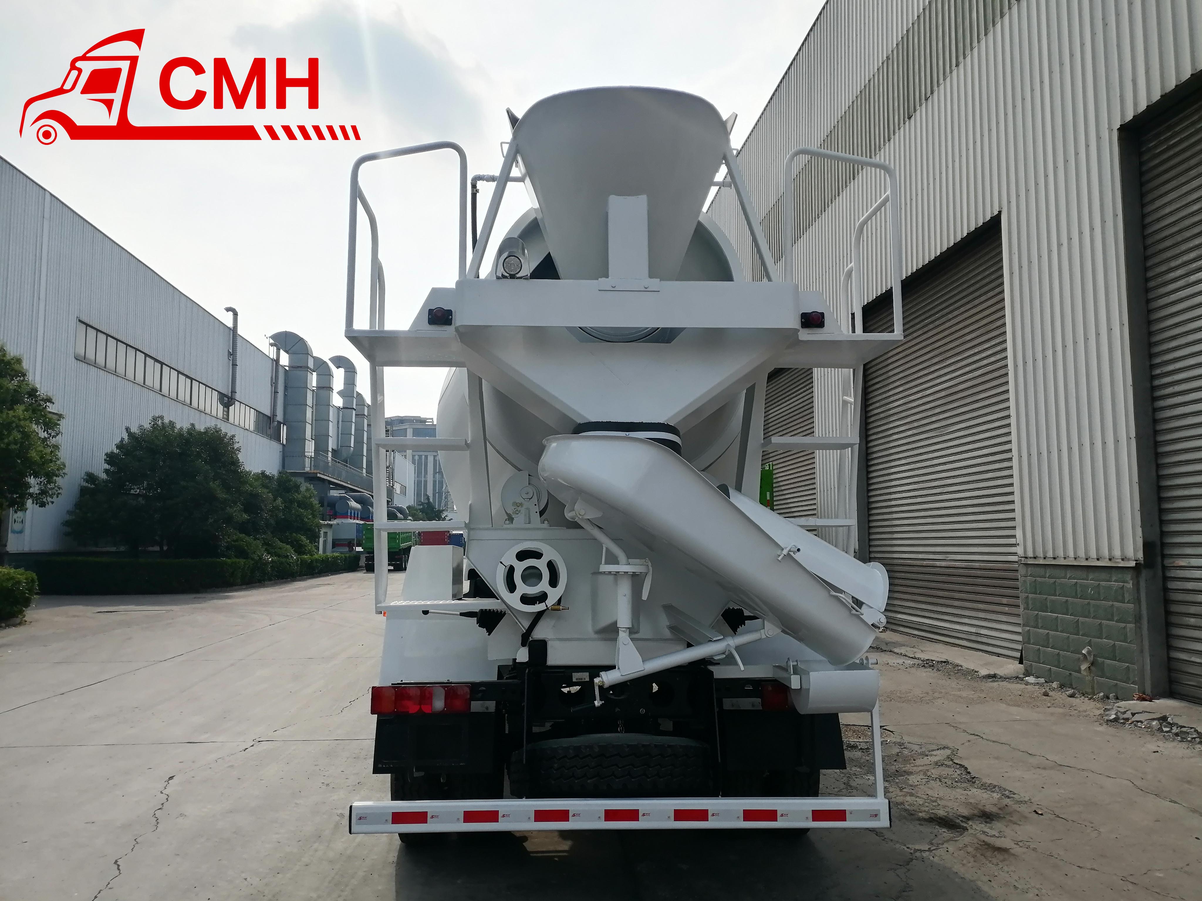 SINOTRUK HOWO 4X2 MIXER TRUCK with 220 Horsepower and 6m³ Mixer tank Suitable for Concrete Construction in Confined Spaces