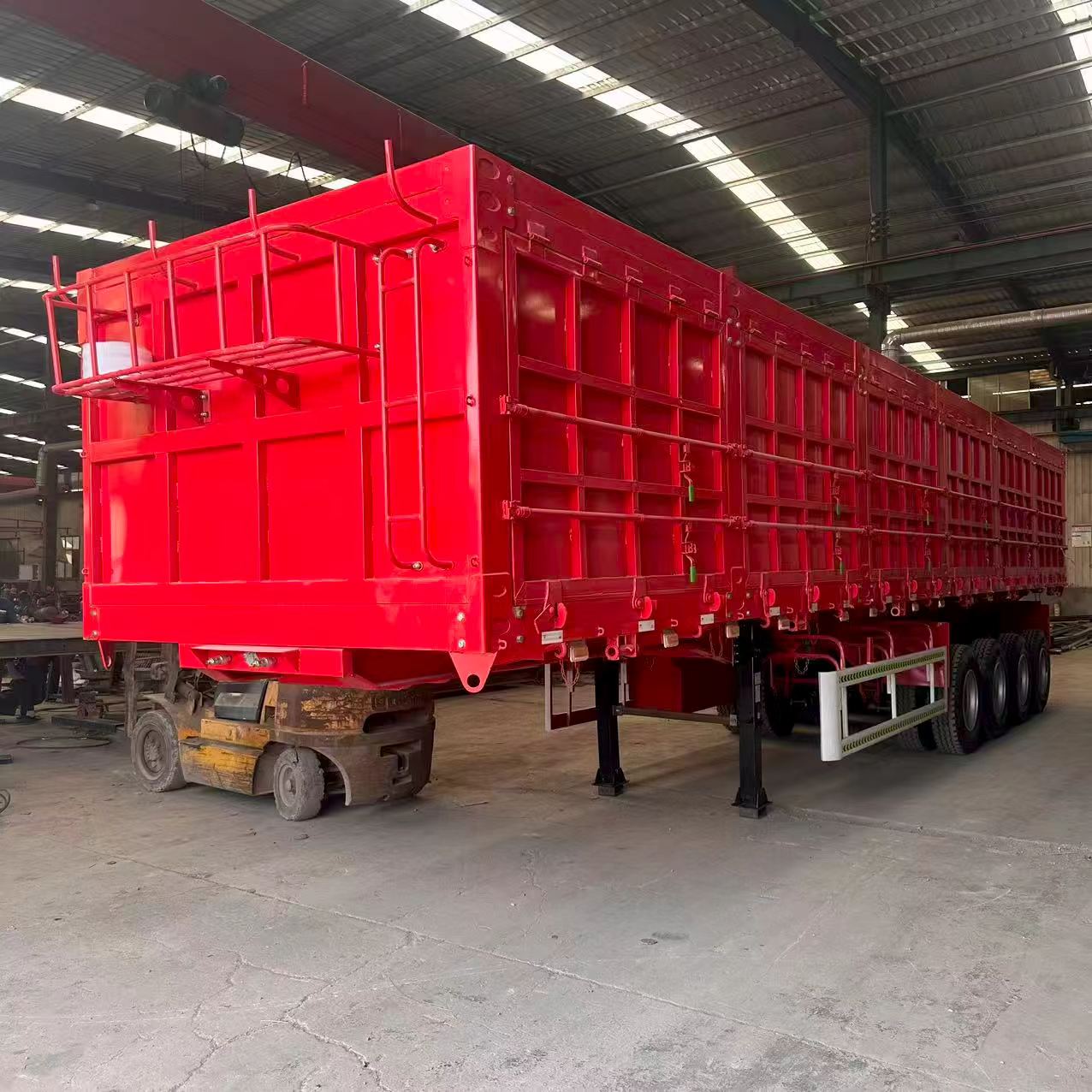 2026 CMH High Quality Side-tipping Semi-trailer with 3 Axles and 12R22.5 Tires Payload 60 Tons Length 13 Meter for Sale.