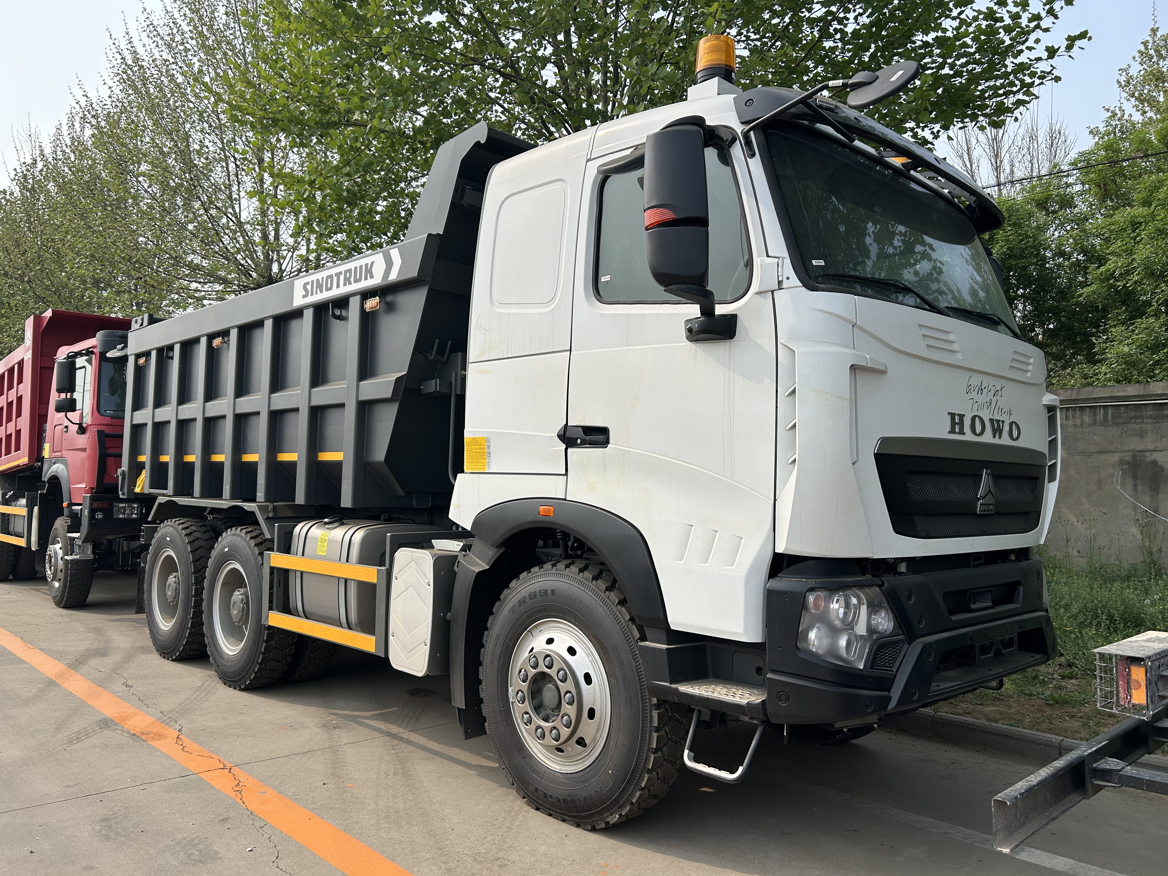 SINOTRUK HOWO T7H 6X4 Heavy Duty Dump Truck with 540 Horsepower and 18 CBM Dump Box for Sale