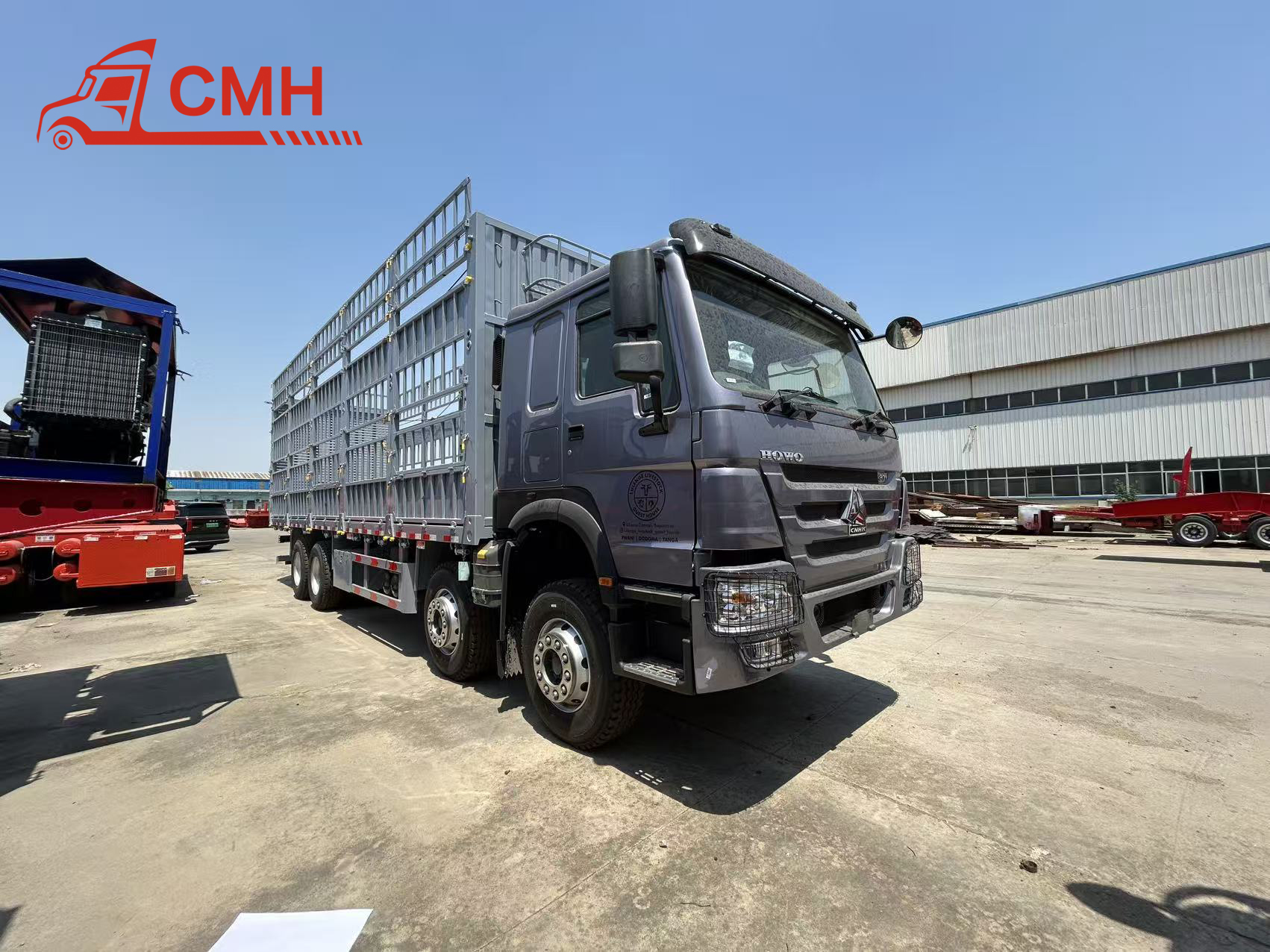 SINOTRUK HOWO 8X4 Livestock Transport Truck with 371horsepower and Double-layer Transport Platform Stable and Reliable Quality.
