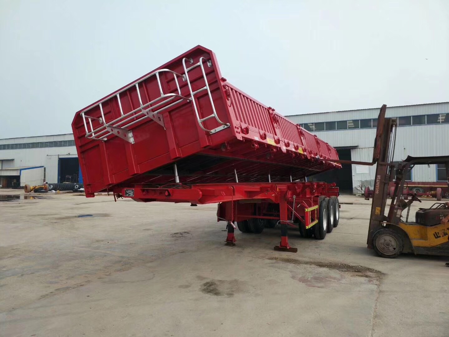 How Does a Semi Trailer Connect to a Tractor Truck?