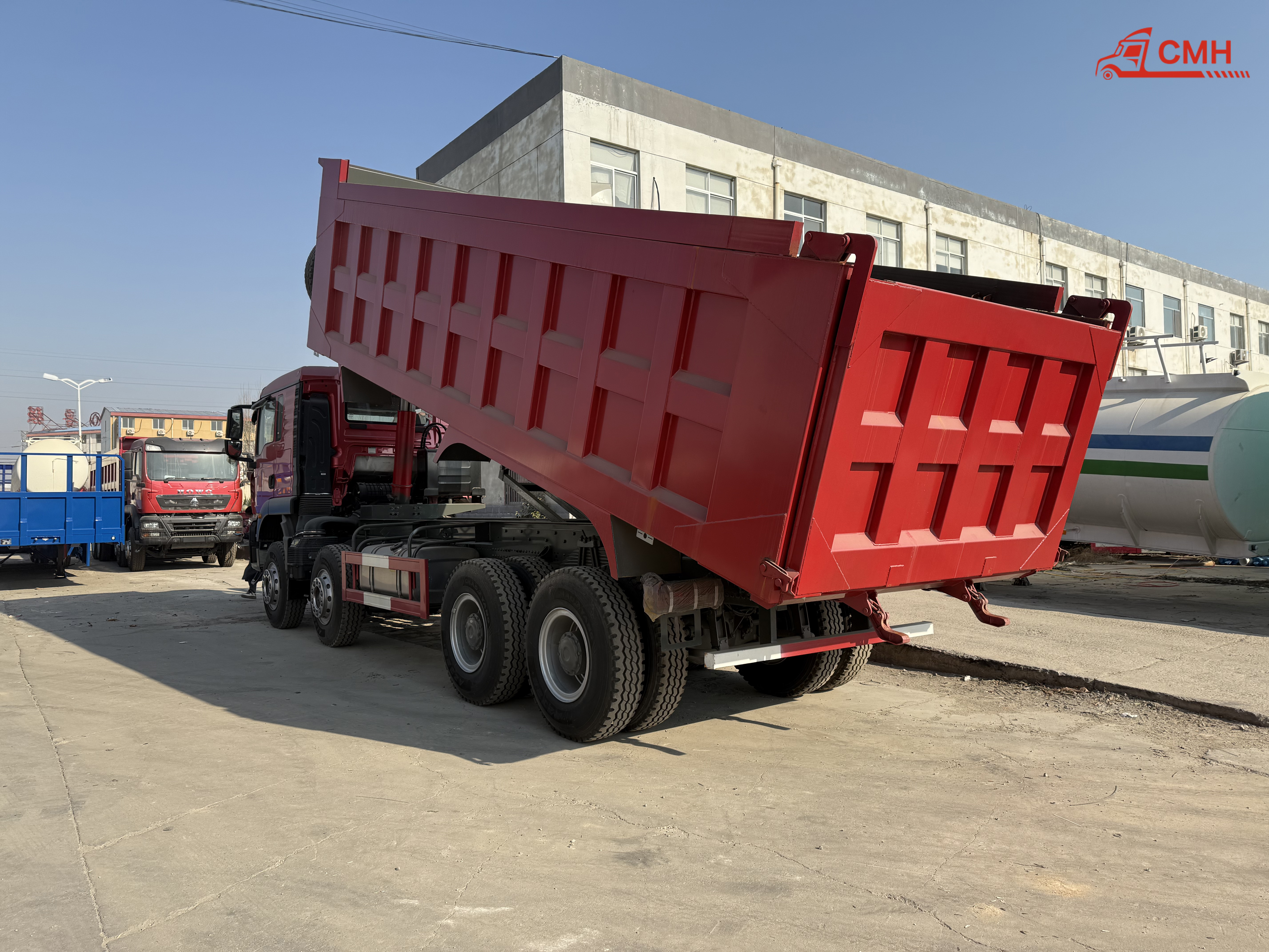 SINOTRUK HOWO TX 8X4 Heavy Duty Dump Truck with 371 Horsepower and 28 CBM Dump Box for Sale