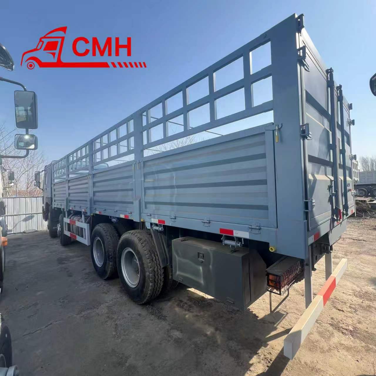 HOWO 8*4 Heavy Duty Cargo Truck with 400 Horsepower 9.6m Cargo Box Suitable for Transporting Various Types of Bulk Cargo 20% off