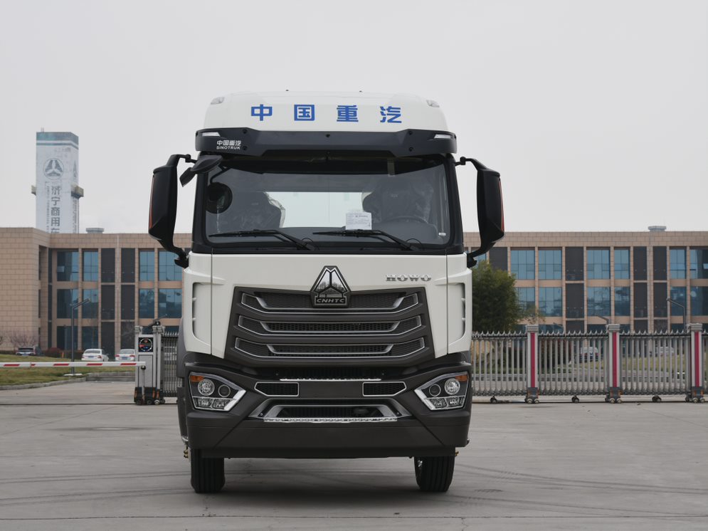SINOTRUK 4X2 HOWO CARGO TRUCK LHD 