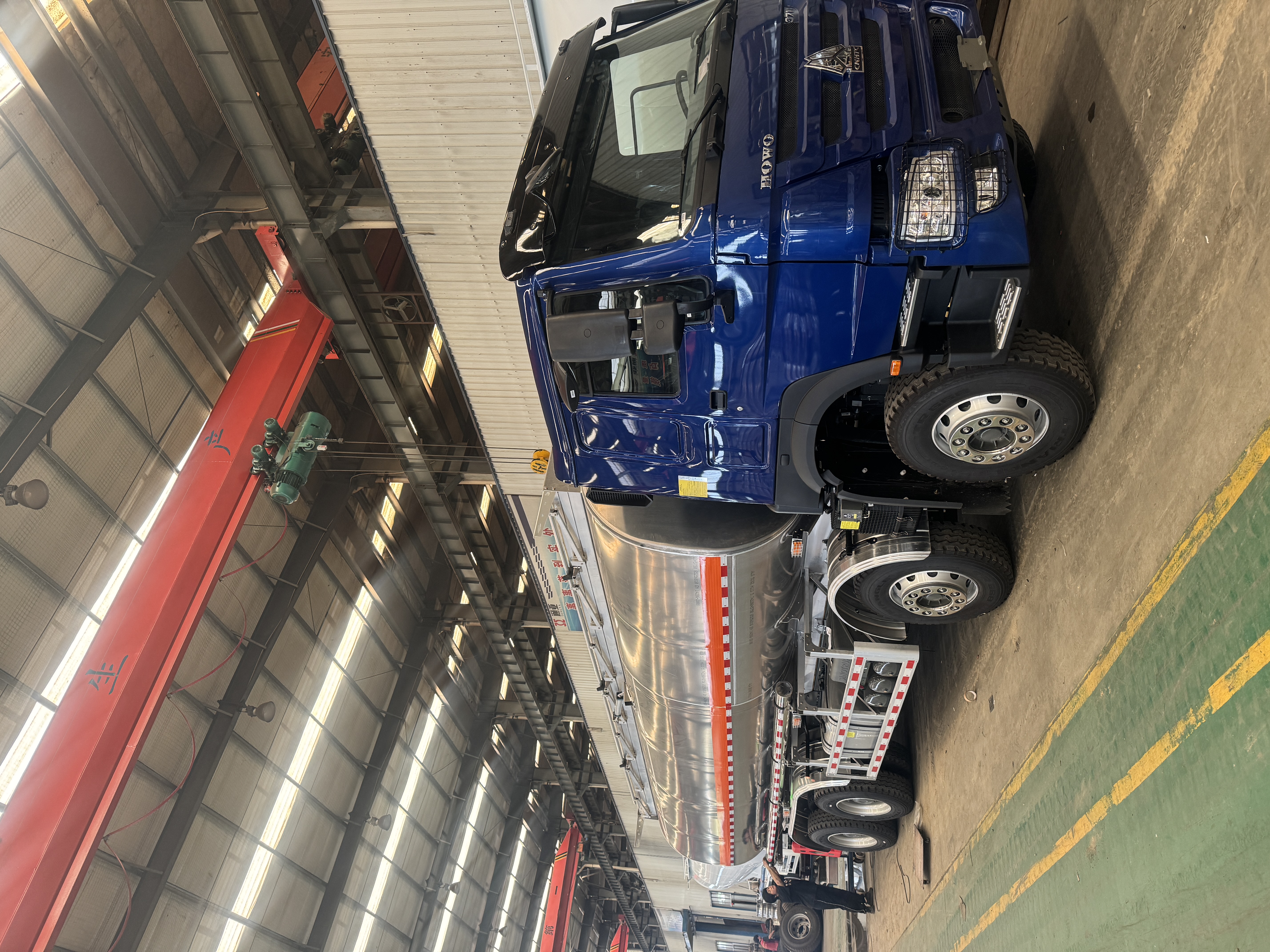 Sinotruk howo 30 cbm oil/fuel /Petroleum transportation truck with aluminum tank with refueling gun