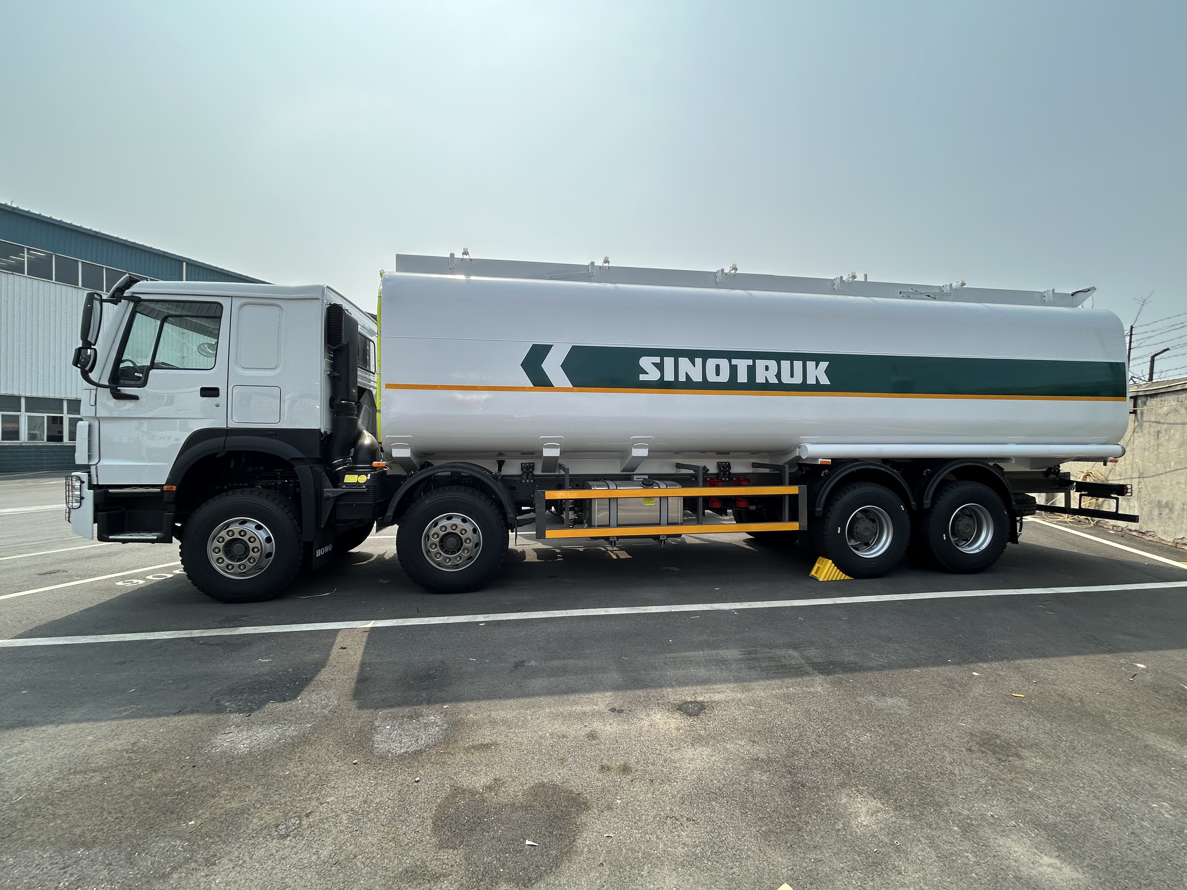 How Does an Oil Tank Truck Pump System Transfer Fuel?