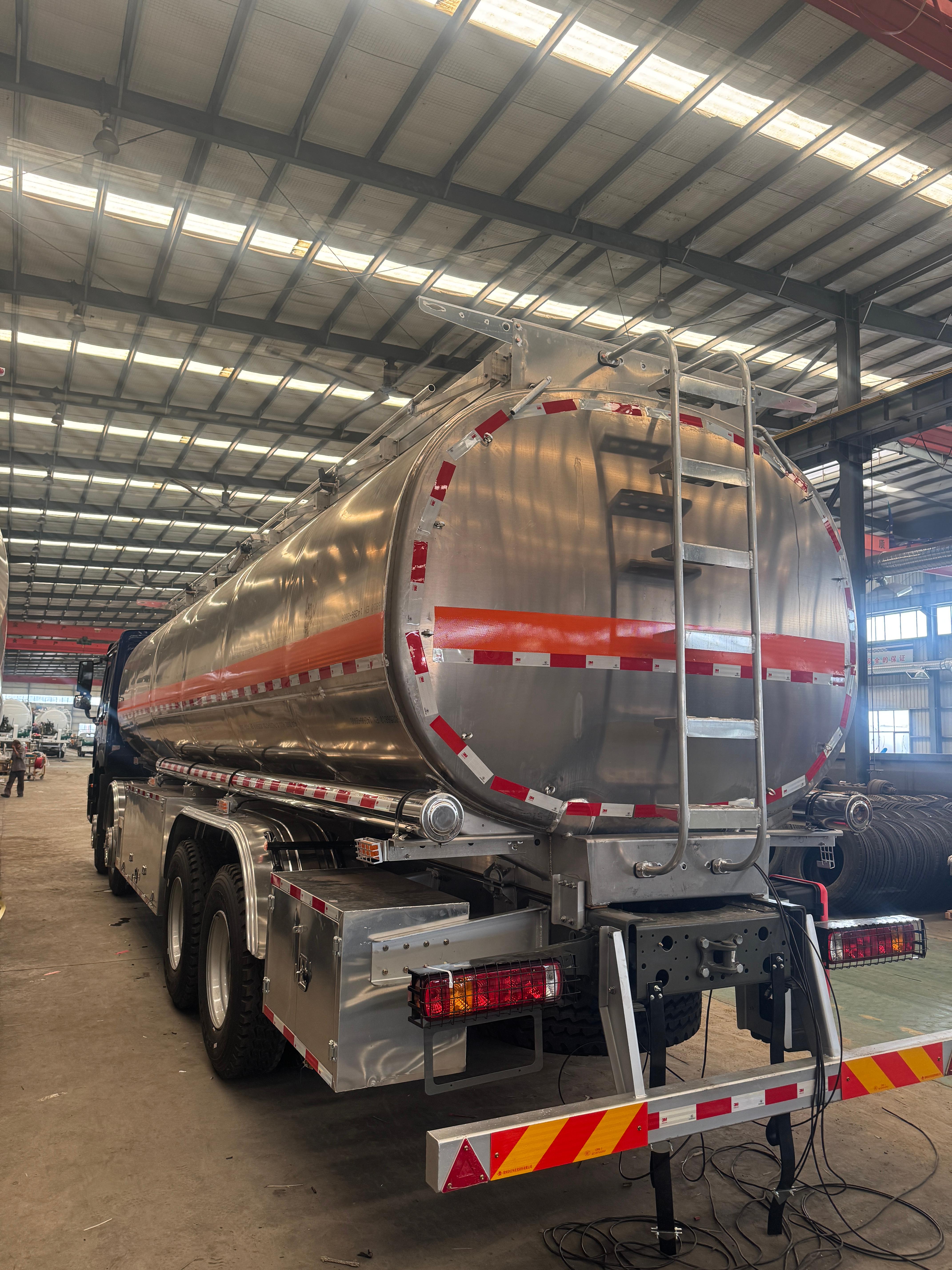 What Are the Benefits of Aluminum Tank Trucks for Fuel Transport?