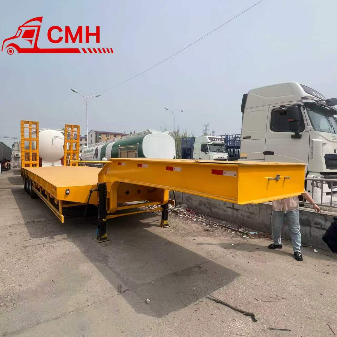 CMHTRUCK low bed semi trailer With an effective load capacity of 60 tons suitable for transporting machinery and equipment
