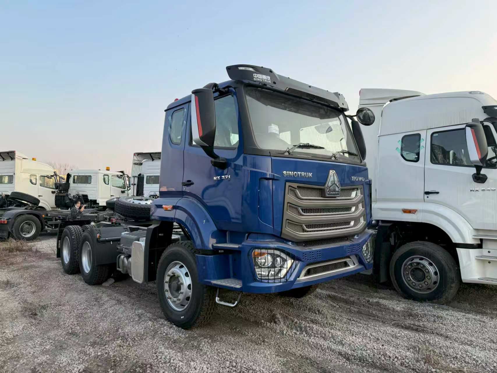 SINOTRUK HOWO High Quality NX 6X4 Tractor Truck with 371 Horsepower and 315/80R22.5 Tires Suitable All Kind of Transportation