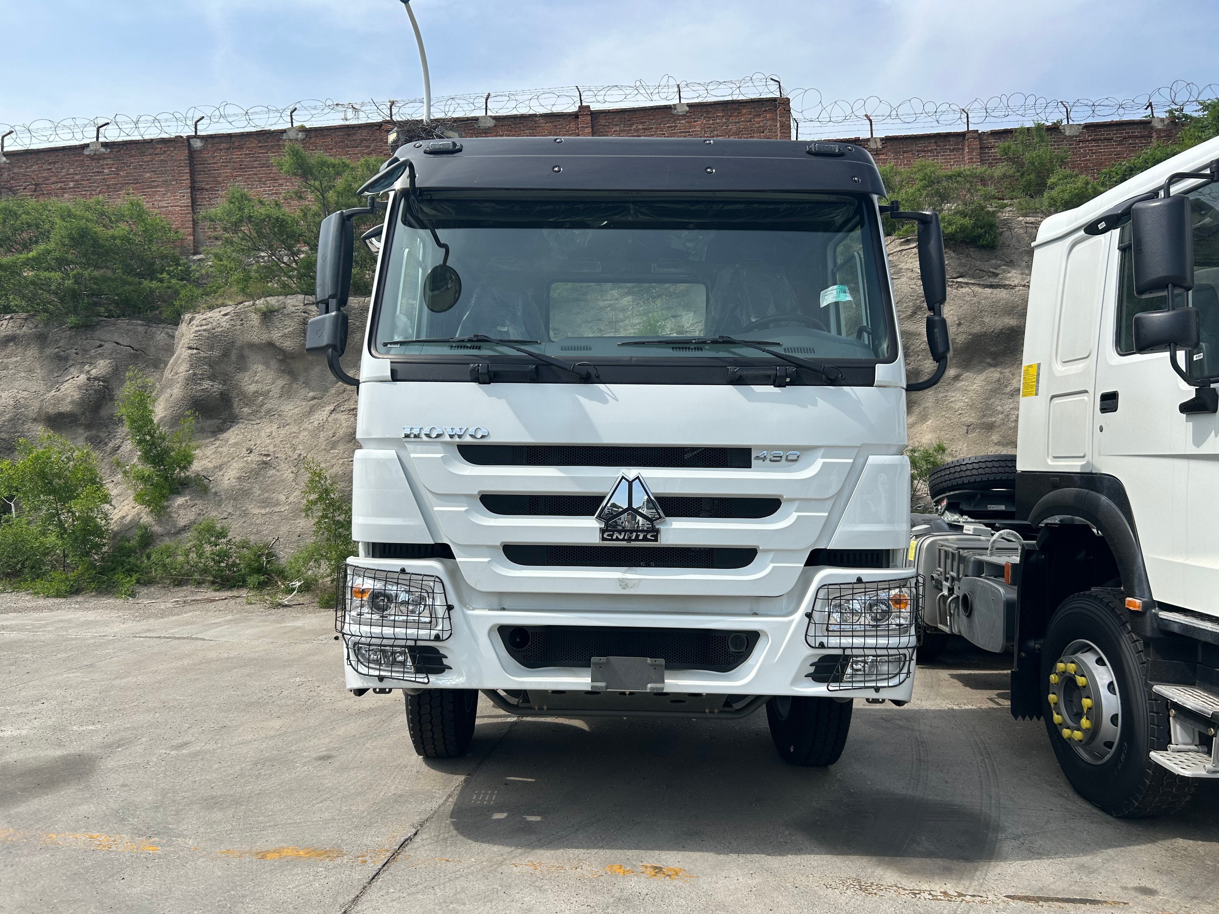 SINOTRUK HOWO High Quality 6x4 Tractor Truck with 371400430 Horsepower Suitable for Various Transportation Industries for Sale