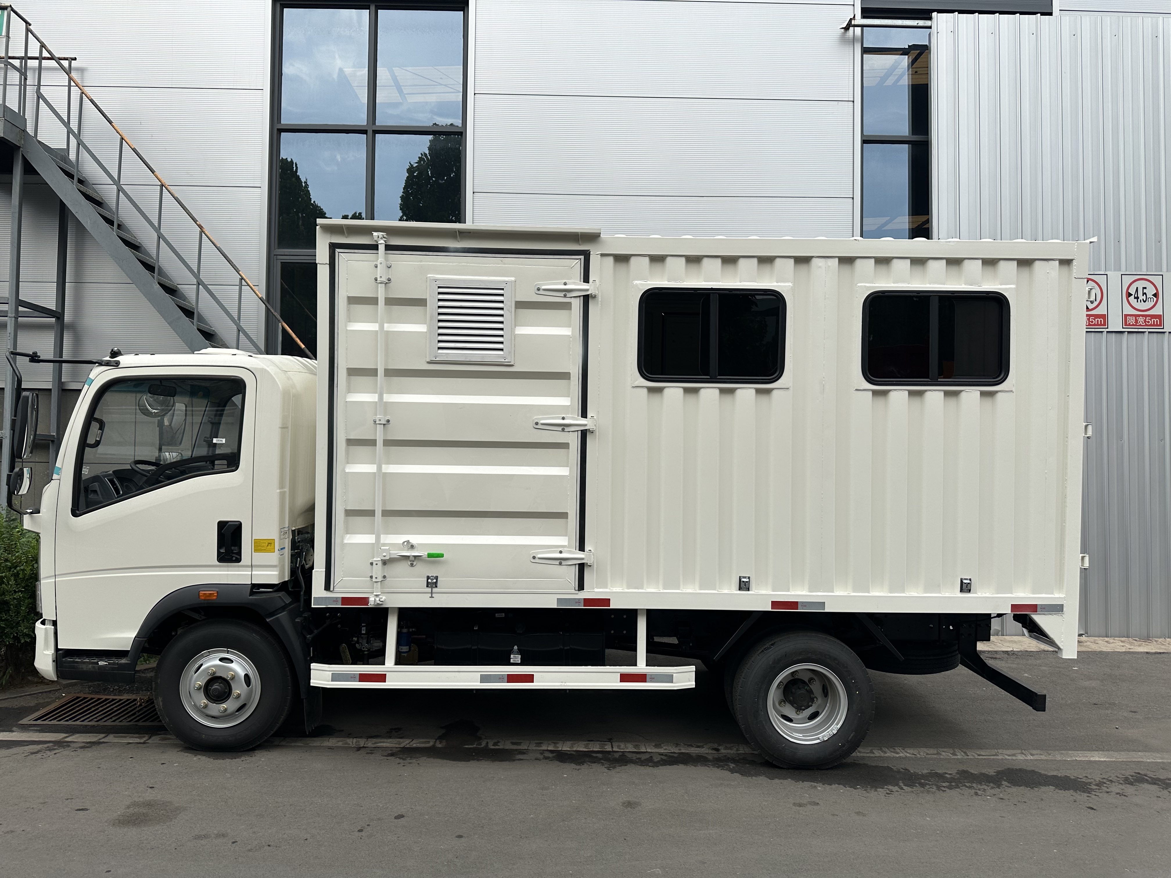How to Configure a Maintenance Truck for Heavy Equipment Service?